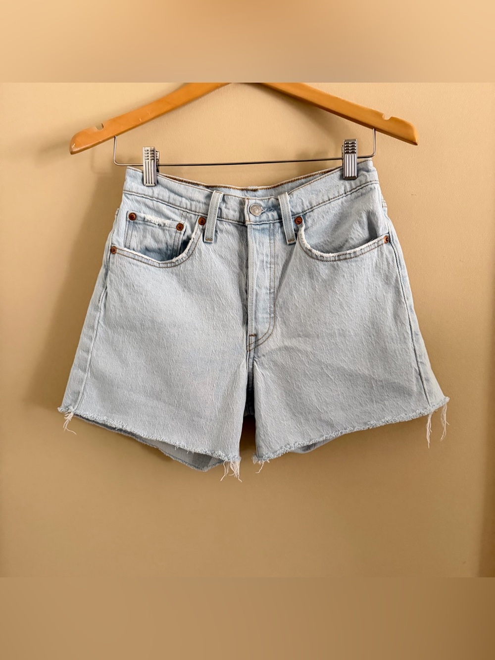 Levi’s Premium Light Blue 501 Mid Thigh Shorts 4” Women’s 26